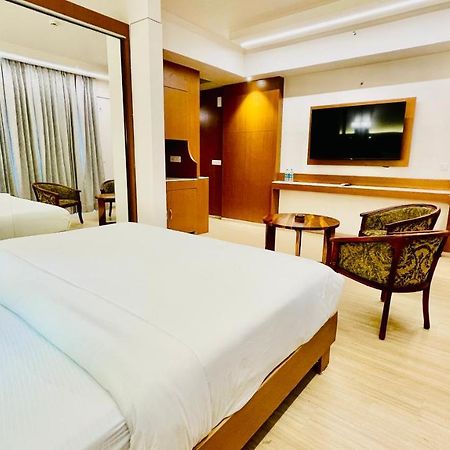 Neel Skye - Couple Friendly - Dlf My Pad, Gomtinagar , Lucknow Aparthotel ภายนอก รูปภาพ