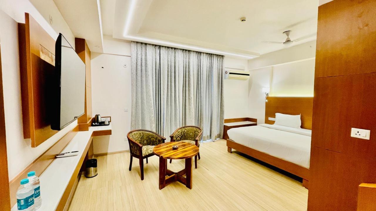 Neel Skye - Couple Friendly - Dlf My Pad, Gomtinagar , Lucknow Aparthotel ภายนอก รูปภาพ